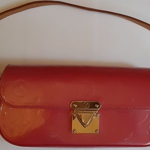 LOUIS VUITTON,  VINT. MALIBU STREET PINK VERNIS/LEATHER FRAMBOISE SHOULDER BAG.